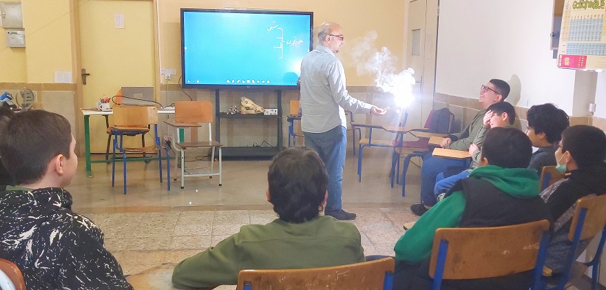 دانش‌آموزان کلاس ششم در آزمایشگاه
